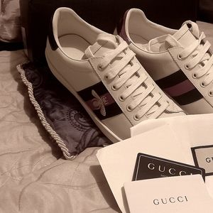 Size 42 (9.5) Gucci Ace Honeybee shoes, white.